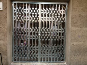 puerta metálica badalona