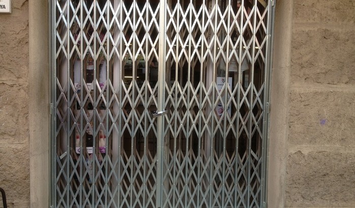 detalle puerta ballesta acabado plata