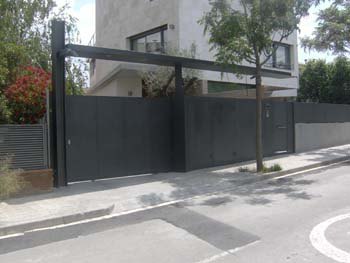 puerta batiente corredera esplugues