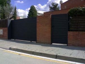 Puerta_corredera_y_peatonal_lama_galvanizada